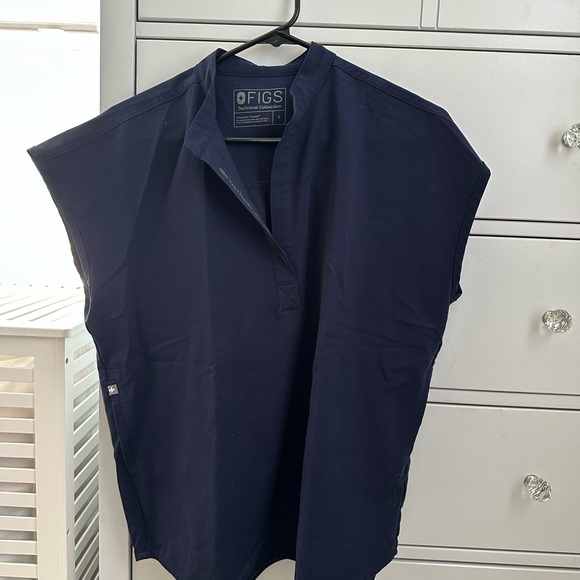 FIGS Women's Rafaela Oversized Scrub Top size S - Picture 1 of 3